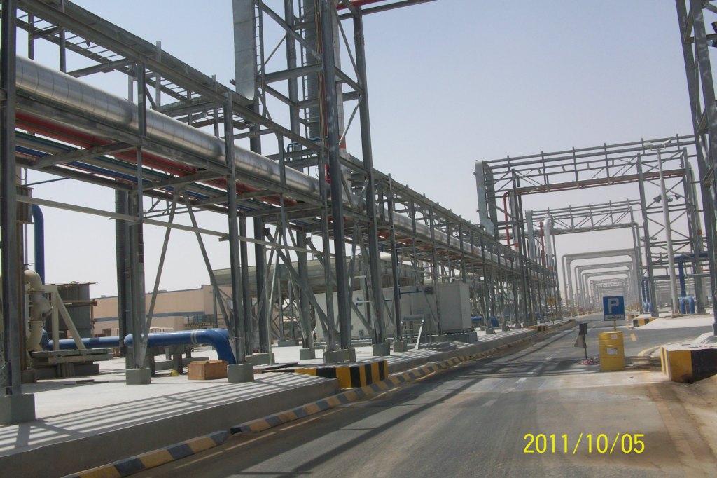 Industrial pipes carried by steel frames and overhead supports