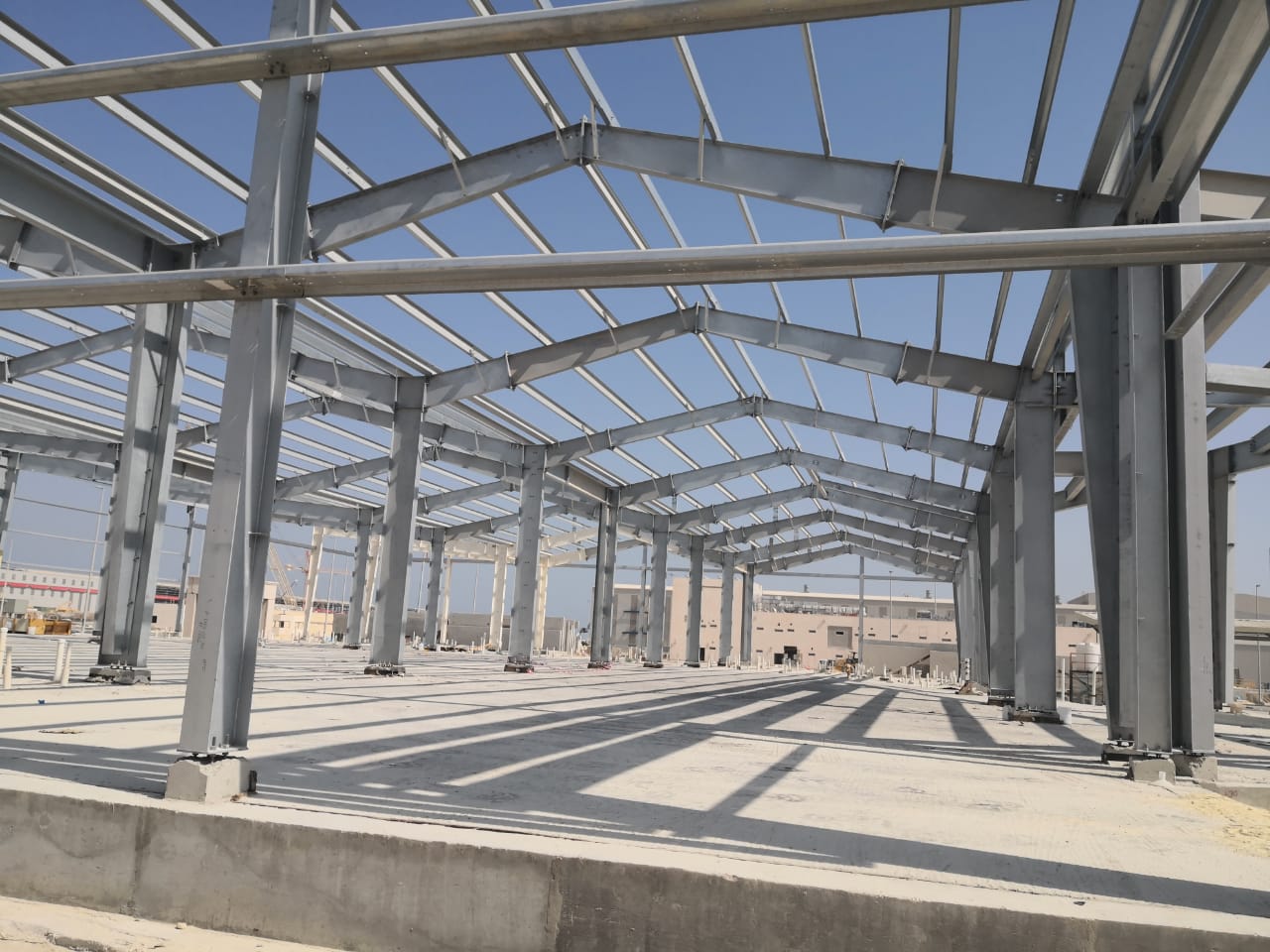 Steel building framework with columns, roof beams and purlins
